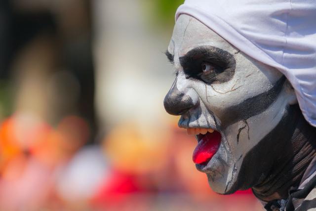 A reveler takes part in the Batalla de Flores (Battle of Flowers) carnival parade in Barranquilla, Colombia on February 14, 2026. (Photo by Vanessa ROMERO / AFP)