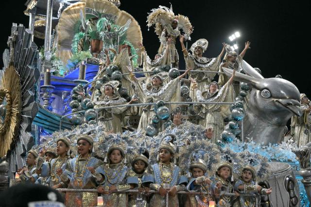 Revellers of the Imperio Casa Verde samba school perform during the carnival parade at the Anhembi Sambadrome in Sao Paulo, Brazil, on February 14, 2026. (Photo by Nelson ALMEIDA / AFP)