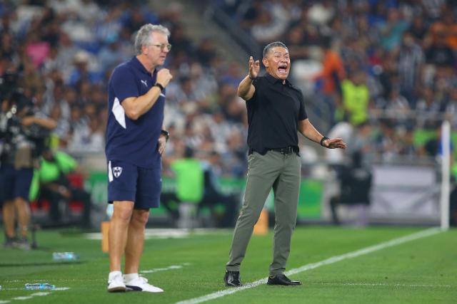 Leon's head coach Ignacio Ambriz (R) gestures during the Liga MX Clausura tournament football match between Monterrey and Leon at BBVA Stadium in Monterrey, Mexico on February 14, 2026. (Photo by Julio Cesar AGUILAR / AFP)