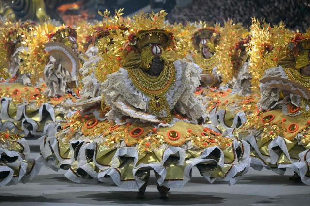 Revellers of the Imperio de Casa Verde samba school perform during the carnival parade at the Anhembi Sambadrome in Sao Paulo, Brazil, on February 14, 2026. (Photo by Nelson ALMEIDA / AFP)