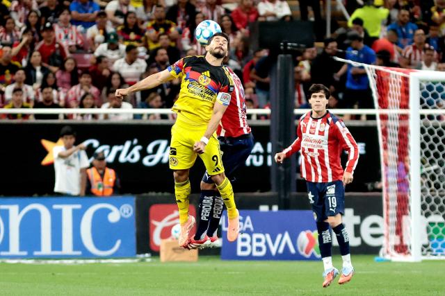 America's forward #09 Henry Martin and Guadalajara's US midfielder #23 Daniel Aguirre fight for the ball during the Liga MX Clausura tournament football match between Guadalajara and America at the Akron Stadium in Zapopan, Jalico state, Mexico on February 14, 2026. (Photo by Ulises Ruiz / AFP)