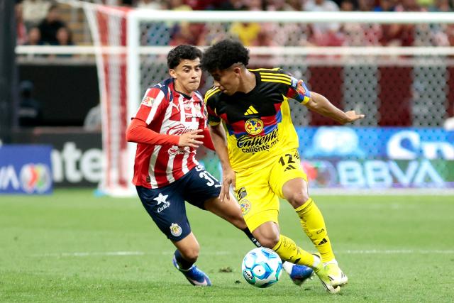Guadalajara's US defender #37 Richard Ledezma and America's forward #12 Isaias Violante fight for the ball during the Liga MX Clausura tournament football match between Guadalajara and America at the Akron Stadium in Zapopan, Jalico state, Mexico on February 14, 2026. (Photo by Ulises Ruiz / AFP)