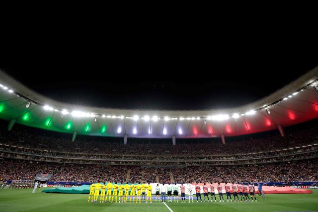 America and Guadalajara players stand in a ceremony for Mexican Army Day ahead of the Liga MX Clausura tournament football match between Guadalajara and America at the Akron Stadium in Zapopan, Jalico state, Mexico on February 14, 2026. (Photo by Ulises RUIZ / AFP)