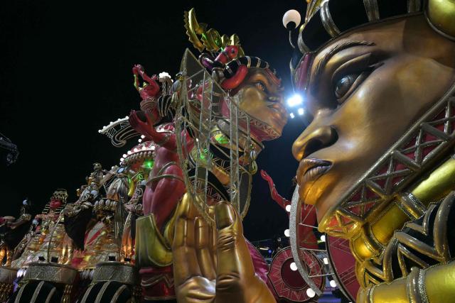Revellers of the Mocidade Alegre samba school perform during the carnival parade at the Anhembi Sambadrome in Sao Paulo, Brazil, early on February 15, 2026. (Photo by Nelson ALMEIDA / AFP)