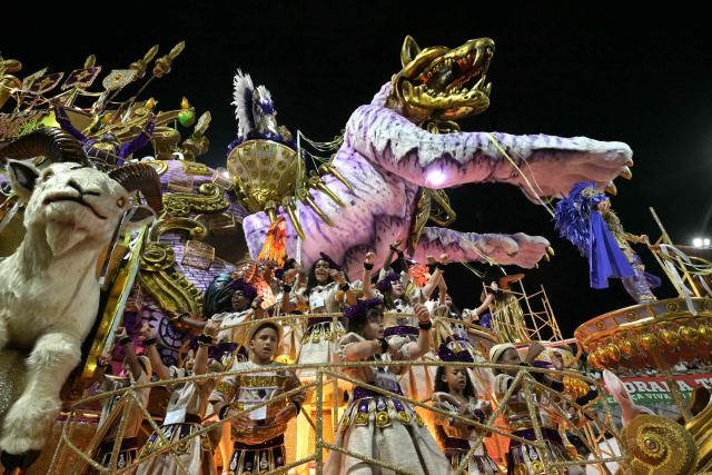 Revellers of the Mocidade Alegre samba school perform during the carnival parade at the Anhembi Sambadrome in Sao Paulo, Brazil, early on February 15, 2026. (Photo by Nelson ALMEIDA / AFP)