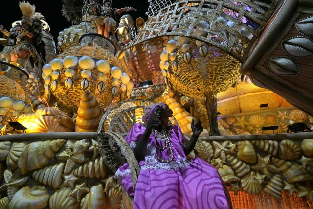 A reveller of the Mocidade Alegre samba school performs during the carnival parade at the Anhembi Sambadrome in Sao Paulo, Brazil, early on February 15, 2026. (Photo by Nelson ALMEIDA / AFP)