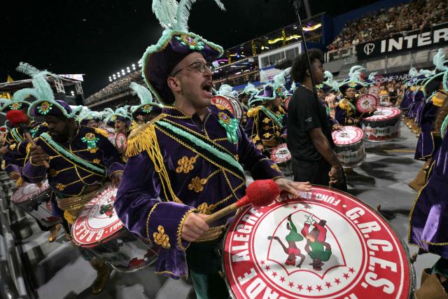 Revellers of the Mocidade Alegre samba school perform during the carnival parade at the Anhembi Sambadrome in Sao Paulo, Brazil, early on February 15, 2026. (Photo by Nelson ALMEIDA / AFP)