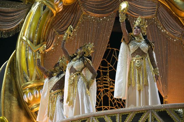 Revellers of the Mocidade Alegre samba school perform during the carnival parade at the Anhembi Sambadrome in Sao Paulo, Brazil, early on February 15, 2026. (Photo by Nelson ALMEIDA / AFP)