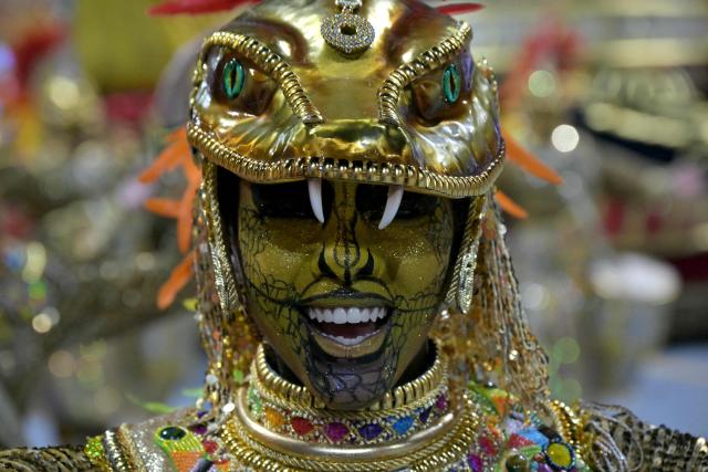 A reveller of the Mocidade Alegre samba school performs during the carnival parade at the Anhembi Sambadrome in Sao Paulo, Brazil, early on February 15, 2026. (Photo by Nelson ALMEIDA / AFP)