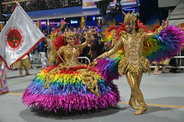 Revellers of the Mocidade Alegre samba school perform during the carnival parade at the Anhembi Sambadrome in Sao Paulo, Brazil, early on February 15, 2026. (Photo by Nelson ALMEIDA / AFP)