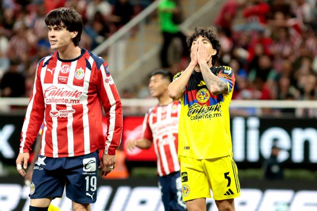 America's defender #05 Kevin Alvarez reacts after missing a chance past Guadalajara's defender #19 Diego Campillo during the Liga MX Clausura tournament football match between Guadalajara and America at the Akron Stadium in Zapopan, Jalico state, Mexico on February 14, 2026. (Photo by Ulises Ruiz / AFP)