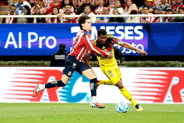 Guadalajara's defender #19 Diego Campillo (L) and America's Colombian forward #19 Jose Raul Zuniga (R) fight for the ball during the Liga MX Clausura tournament football match between Guadalajara and America at the Akron Stadium in Zapopan, Jalico state, Mexico on February 14, 2026. (Photo by Ulises Ruiz / AFP)