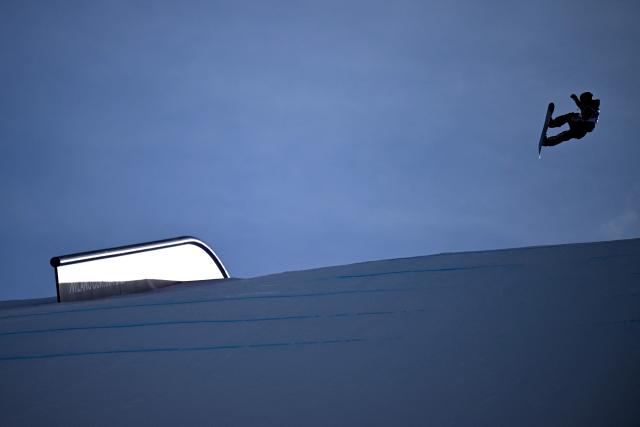 USA's Oliver Martin warms up before the snowboard men's slopestyle qualification run 1 during the Milano Cortina 2026 Winter Olympic Games at Livigno Snow Park, in Livigno (Valtellina), on February 15, 2026. (Photo by Kirill KUDRYAVTSEV / AFP)