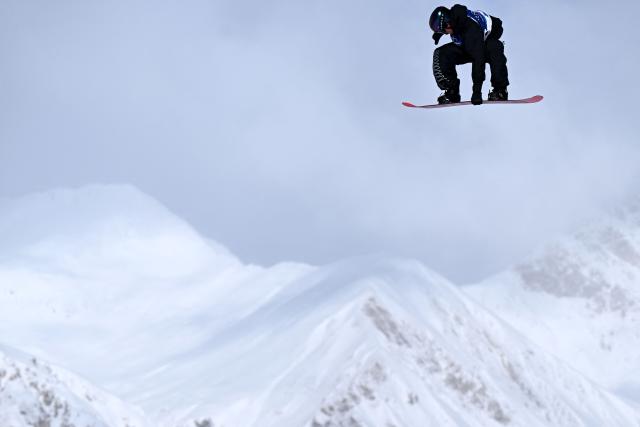 New Zealand's Dane Menzies competes in the snowboard men's slopestyle qualification run 1 during the Milano Cortina 2026 Winter Olympic Games at Livigno Snow Park, in Livigno (Valtellina), on February 15, 2026. (Photo by Kirill KUDRYAVTSEV / AFP)