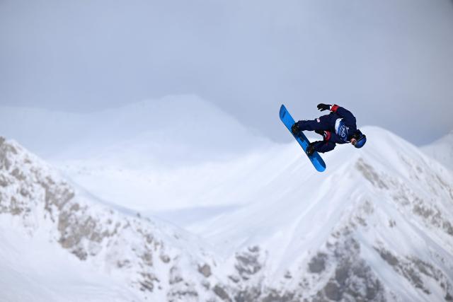 USA's Jake Canter competes in the snowboard men's slopestyle qualification run 1 during the Milano Cortina 2026 Winter Olympic Games at Livigno Snow Park, in Livigno (Valtellina), on February 15, 2026. (Photo by Kirill KUDRYAVTSEV / AFP)