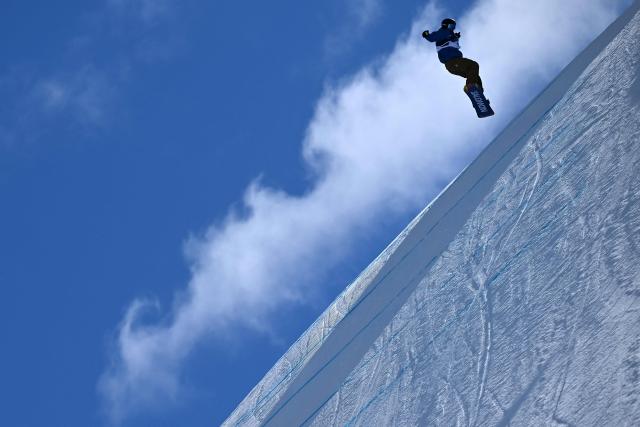 Germany's Noah Vicktor competes in the snowboard men's slopestyle qualification run 1 during the Milano Cortina 2026 Winter Olympic Games at Livigno Snow Park, in Livigno (Valtellina), on February 15, 2026. (Photo by Kirill KUDRYAVTSEV / AFP)