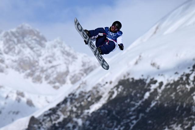 USA's Sean Fitzsimons competes in the snowboard men's slopestyle qualification run 1 during the Milano Cortina 2026 Winter Olympic Games at Livigno Snow Park, in Livigno (Valtellina), on February 15, 2026. (Photo by Kirill KUDRYAVTSEV / AFP)