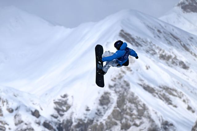 Italy's Ian Matteoli competes in the snowboard men's slopestyle qualification run 1 during the Milano Cortina 2026 Winter Olympic Games at Livigno Snow Park, in Livigno (Valtellina), on February 15, 2026. (Photo by Kirill KUDRYAVTSEV / AFP)