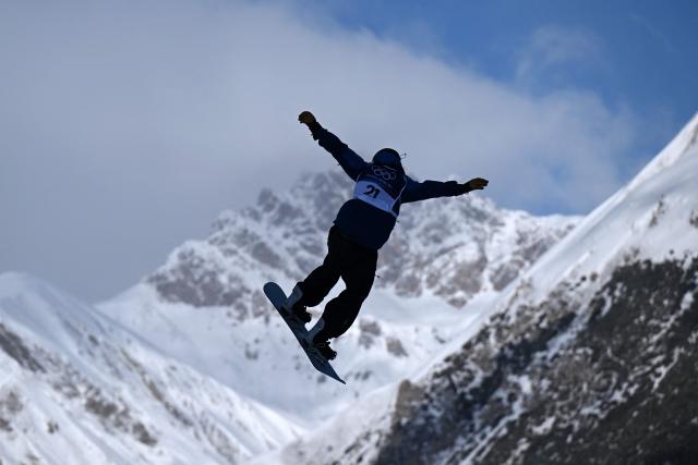 Norway's Mons Roisland competes in the snowboard men's slopestyle qualification run 1 during the Milano Cortina 2026 Winter Olympic Games at Livigno Snow Park, in Livigno (Valtellina), on February 15, 2026. (Photo by Kirill KUDRYAVTSEV / AFP)