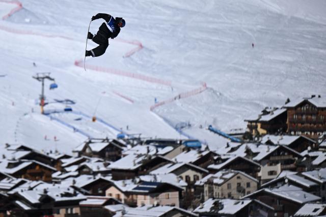 China's Su Yiming competes in the snowboard men's slopestyle qualification run 2 during the Milano Cortina 2026 Winter Olympic Games at Livigno Snow Park, in Livigno (Valtellina), on February 15, 2026. (Photo by Kirill KUDRYAVTSEV / AFP)