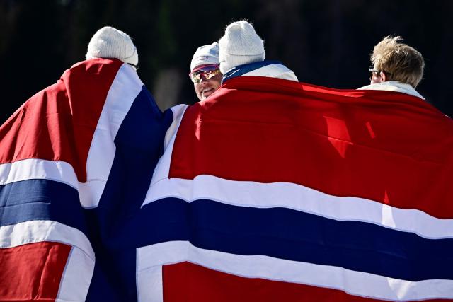 TOPSHOT - Norway's Johannes Hoesflot Klaebo (2ndL) celebrates with teammates after winning the cross-country men's 4 x 7,5km relay event of the Milano Cortina 2026 Winter Olympic Games at Tesero Cross-Country Skiing Stadium in Lago di Tesero (Val di Fiemme), on February 15, 2026. (Photo by Tobias SCHWARZ / AFP)