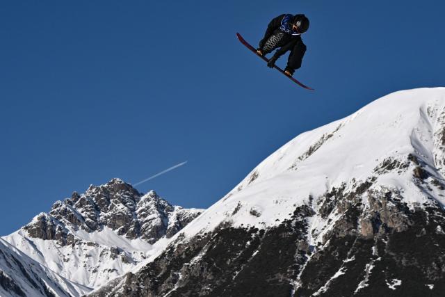 New Zealand's Zoi Sadowski Synnott competes in the snowboard women's slopestyle qualification run 1 during the Milano Cortina 2026 Winter Olympic Games at Livigno Snow Park, in Livigno (Valtellina), on February 15, 2026. (Photo by Jeff PACHOUD / AFP)