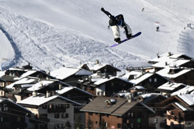 Japan's Reira Iwabuchi competes in the snowboard women's slopestyle qualification run 1 during the Milano Cortina 2026 Winter Olympic Games at Livigno Snow Park, in Livigno (Valtellina), on February 15, 2026. (Photo by Jeff PACHOUD / AFP)