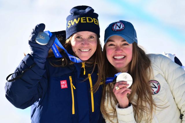 Tied silver medallists Sweden's Sara Hector (L) and Norway's Thea Louise Stjernesund pose on the podium of the women's giant slalom event during the Milano Cortina 2026 Winter Olympic Games at the Tofane Alpine Skiing Centre in Cortina d’Ampezzo on February 15, 2026. (Photo by Stefano RELLANDINI / AFP)