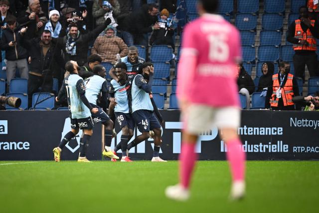 Le Havre's Senegalese forward #45 Issa Soumare (2nd from R) celebrates with his teammate after scoring the first goal during the French L1 football match between Le Havre AC and Toulouse FC at the Stade Oceane in Le Havre, north-western France, on February 15, 2026. (Photo by Lou BENOIST / AFP)