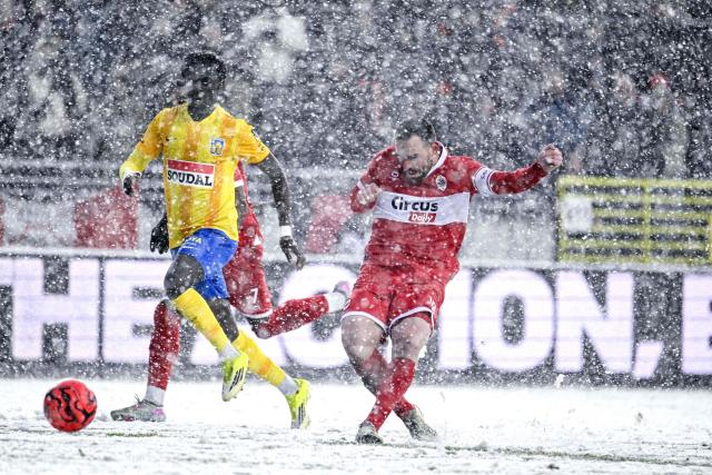 Antwerp's Dutch forward #18 Vincent Janssen (R) kicks the ball during the Belgian "Pro League" First Division football match between Antwerp and KVC Westerlo at Bosuil stadium in Antwerp on February 15, 2026. (Photo by Tom Goyvaerts / BELGA / AFP) / Belgium OUT