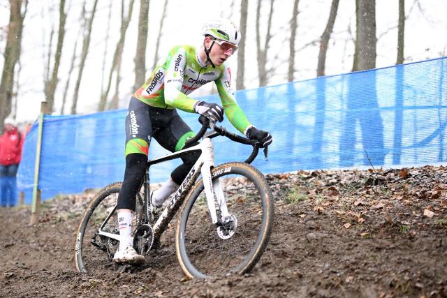 Belgian rider Toon Vandebosch competes in the men's elite race of the 'Brussels Universities' cyclo-cross cycling event, stage 8 out of 8 of the 'X20 Badkamers Trofee' competition in Brussels on February 15, 2026. (Photo by MAARTEN STRAETEMANS / Belga / AFP) / Belgium OUT