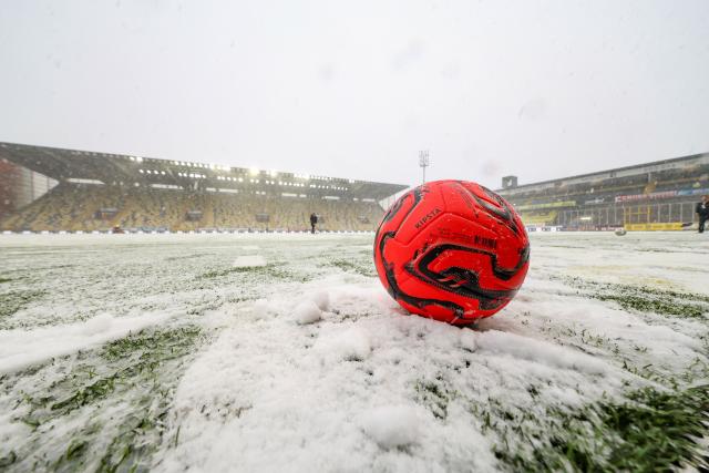 This photograph shows a soccer ball on a pitch covered with snow ahead of the Belgian "Pro League" First Division football match between Sint-Truidense Voetbalvereniging (STVV) and Zulte-Waregem at Daio Wasabi Stayen Stadium in Sint-Truiden on February 15, 2026. (Photo by BRUNO FAHY / BELGA / AFP) / Belgium OUT