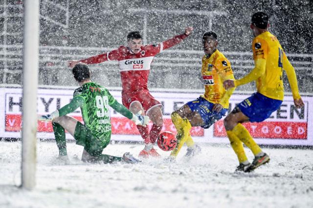 Westerlo's Danish goalkeeper #99 Andreas Jungdal (L) makes a save against Antwerp's Belgian defender #17 Semm Renders (C-L) during the Belgian "Pro League" First Division football match between Antwerp and KVC Westerlo at Bosuil stadium in Antwerp on February 15, 2026. (Photo by Tom Goyvaerts / BELGA / AFP) / Belgium OUT