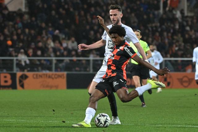 Lorient’s Togolese midfielder #29 Dermane Karim (R) fights for the ball with Angers’ Dutch midfielder #8 Branco Van Den Boomen during the French L1 football match between FC Lorient and SCO Angers at the Stade du Moustoir in Lorient, western France, on February 15, 2026. (Photo by Damien Meyer / AFP)