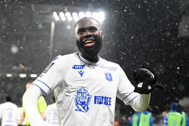 Auxerre's Malian forward #10 Lassine Sinayoko celebrates after scoring his team's 2nd goal during the French L1 football match between FC Metz and AJ Auxerre at Stade Saint-Symphorien in Longeville-les-Metz, northeastern France, on February 15, 2026. (Photo by Jean-Christophe VERHAEGEN / AFP)