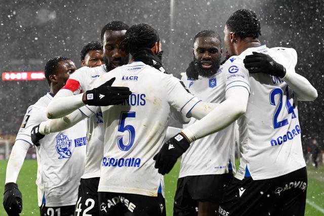 Auxerre's Malian forward #10 Lassine Sinayoko (2ndR) celebrates with teammates after scoring his team's 2nd goal during the French L1 football match between FC Metz and AJ Auxerre at Stade Saint-Symphorien in Longeville-les-Metz, northeastern France, on February 15, 2026. (Photo by Jean-Christophe VERHAEGEN / AFP)