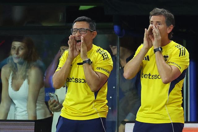Boca Juniors’ head coach Claudio Ubeda (R) and his assistant Juvenal Rodriguez shout at their players during the Argentine Professional Football League 2026 Apertura Tournament match between Boca Juniors and Platense at La Bombonera Stadium in Buenos Aires on February 15, 2026. (Photo by ALEJANDRO PAGNI / AFP)