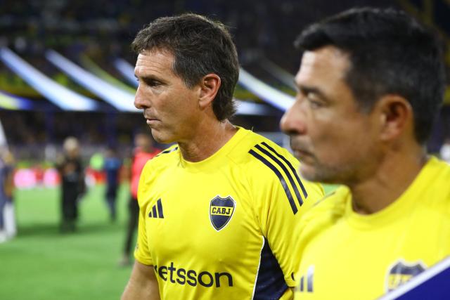 Boca Juniors' head coach Claudio Ubeda leaves the field at the end of the first half of the Argentine Professional Football League 2026 Apertura Tournament match between Boca Juniors and Platense at La Bombonera Stadium in Buenos Aires on February 15, 2026. (Photo by ALEJANDRO PAGNI / AFP)
