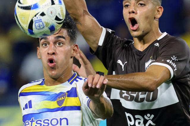 Boca Juniors' forward #37 Gonzalo Gelini and Platense's defenser #03 Tomas Silva fight for the ball during the Argentine Professional Football League 2026 Apertura Tournament match between Boca Juniors and Platense at La Bombonera Stadium in Buenos Aires on February 15, 2026. (Photo by ALEJANDRO PAGNI / AFP)