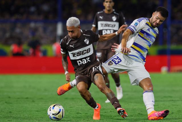Platense's forward #33 Juan Gauto and Boca Juniors' defender #23 Marcelo Weigandt fight for the ball during the Argentine Professional Football League 2026 Apertura Tournament match between Boca Juniors and Platense at La Bombonera Stadium in Buenos Aires on February 15, 2026. (Photo by ALEJANDRO PAGNI / AFP)