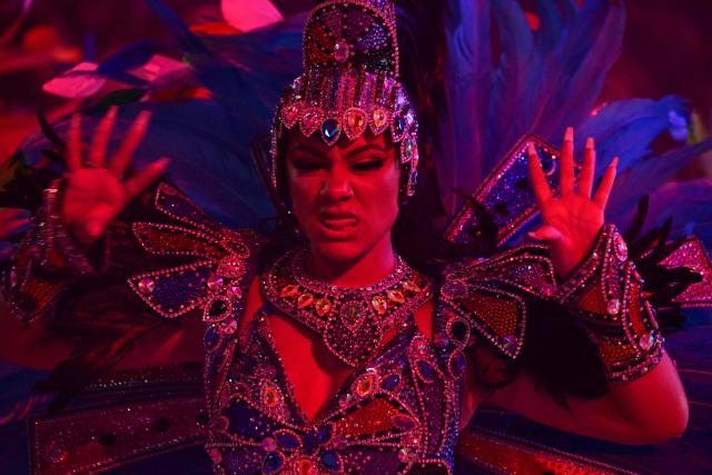 TOPSHOT - A reveller of the Academicos de Niteroi samba school performs during the opening night of the Rio Carnival at the Marques de Sapucai Sambadrome in Rio de Janeiro, Brazil, on February 15, 2026. (Photo by Pablo PORCIUNCULA / AFP)