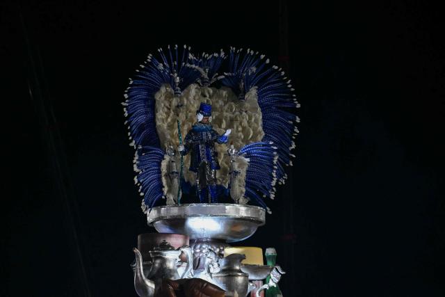 A reveller of the Academicos de Niteroi samba school performs during the opening night of the Rio Carnival at the Marques de Sapucai Sambadrome in Rio de Janeiro, Brazil, on February 15, 2026. (Photo by Pablo PORCIUNCULA / AFP)