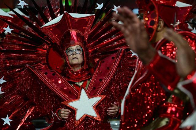 A reveller of the Academicos de Niteroi samba school performs during the opening night of the Rio Carnival at the Marques de Sapucai Sambadrome in Rio de Janeiro, Brazil, on February 15, 2026. (Photo by Pablo PORCIUNCULA / AFP)