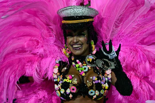 A reveller of the Imperatriz Leopoldinense samba school performs during the opening night of the Rio Carnival at the Marques de Sapucai Sambadrome in Rio de Janeiro, Brazil, on February 16, 2026. (Photo by Pablo PORCIUNCULA / AFP)