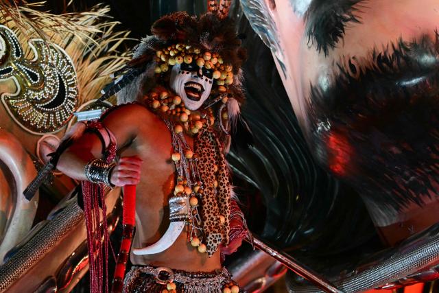 TOPSHOT - A reveller of the Imperatriz Leopoldinense samba school performs during the opening night of the Rio Carnival at the Marques de Sapucai Sambadrome in Rio de Janeiro, Brazil, on February 16, 2026. (Photo by Pablo PORCIUNCULA / AFP)