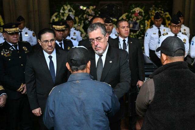 (FILES) Guatemala’s President Bernardo Arevalo greets a relative of a slain officer during a funeral ceremony at the Interior Ministry headquarters in Guatemala City on January 19, 2026. Guatemalan President Bernardo Arevalo said on February 15, 2026, that the state of emergency he declared a month ago, which ends on February 16, had helped to control the gangs that killed eleven police officers in January and rioted in prisons. (Photo by JOHAN ORDONEZ / AFP)