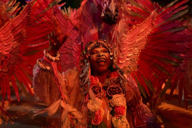 A reveller of the Imperatriz Leopoldinense samba school performs during the opening night of the Rio Carnival at the Marques de Sapucai Sambadrome in Rio de Janeiro, Brazil, on February 16, 2026. (Photo by Pablo PORCIUNCULA / AFP)