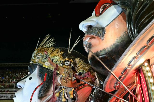 A reveller of the Imperatriz Leopoldinense samba school performs during the opening night of the Rio Carnival at the Marques de Sapucai Sambadrome in Rio de Janeiro, Brazil, on February 16, 2026. (Photo by Pablo PORCIUNCULA / AFP)