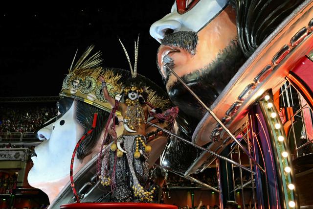 A reveller of the Imperatriz Leopoldinense samba school performs during the opening night of the Rio Carnival at the Marques de Sapucai Sambadrome in Rio de Janeiro, Brazil, on February 16, 2026. (Photo by Pablo PORCIUNCULA / AFP)