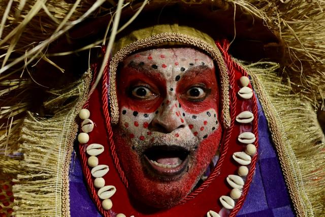 A reveller of the Portela samba school performs during the opening night of the Rio Carnival at the Marques de Sapucai Sambadrome in Rio de Janeiro, Brazil, on February 16, 2026. (Photo by Pablo PORCIUNCULA / AFP)